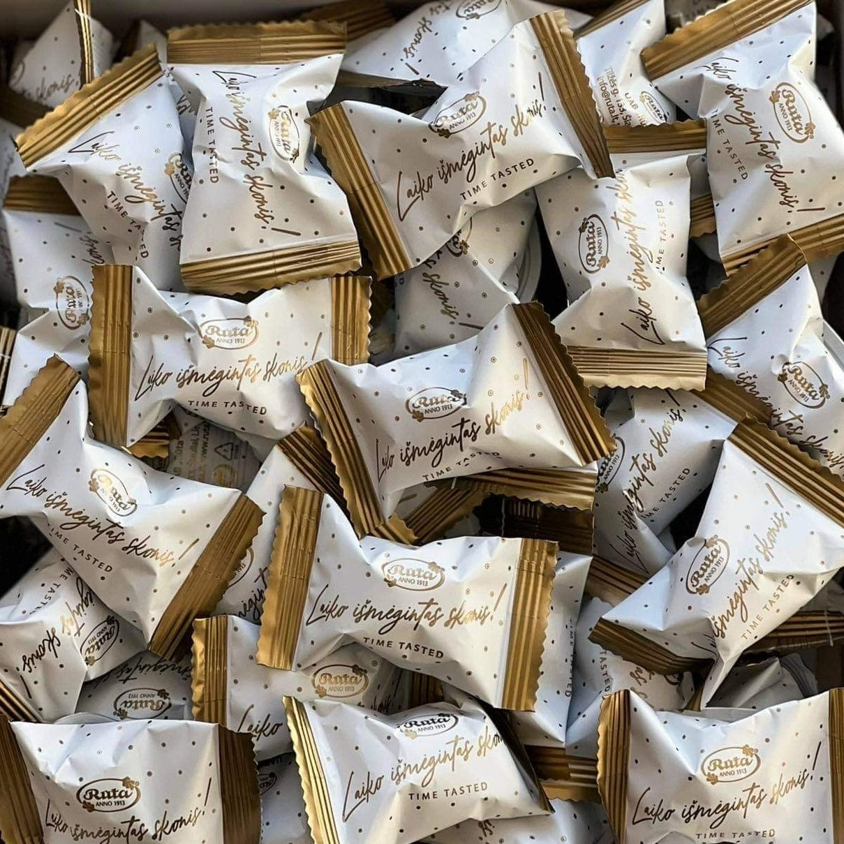 Juodojo šokolado saldainiai su šampaniniu įdaru